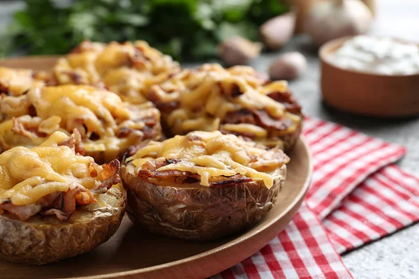 Assiette Pommes Terre Cuites Four Avec Fromage Bacon Sur Table — Photo