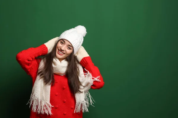 Молода Жінка Носить Теплий Одяг Кольоровому Фоні Простір Тексту Зимовий — стокове фото