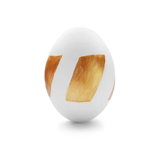 Traditionelles Osterei Mit Goldener Farbe Auf Weißem Hintergrund — Stockfoto