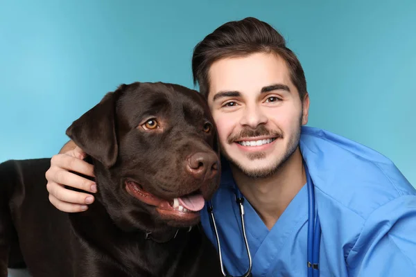 Veterinario Doc Con Perro Sobre Fondo Color — Foto de Stock