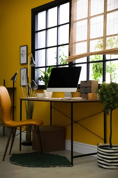 Local Trabalho Elegante Com Computador Perto Janela Escritório Casa Espaço — Fotografia de Stock