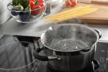 Mutfakta, metin için yer pot ile kaynar su üzerinde elektrik sobası