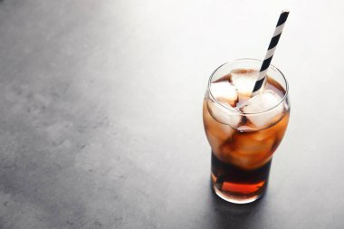 Cam buz gri arka plan üzerinde cola serinletici. Metin için yer