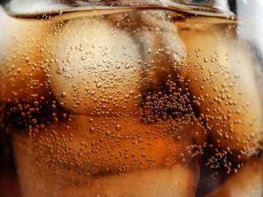 Buz küpleri, closeup lezzetli ferahlatıcı cola bardak