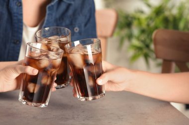 Arkadaş grubu tablo, portre görünümünde, lezzetli ferahlatıcı cola bardak