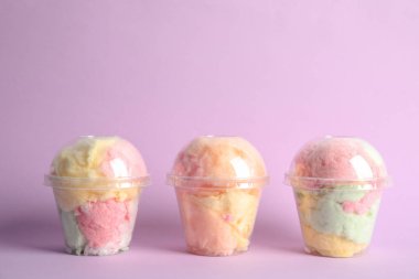 Plastik bardak renkli arka plan üzerinde nefis pamuk şeker. Metin için yer