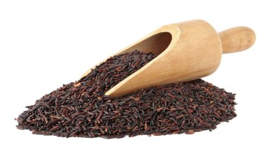 Kepçe ve beyaz arka plan üzerinde siyah pirinç pişmemiş