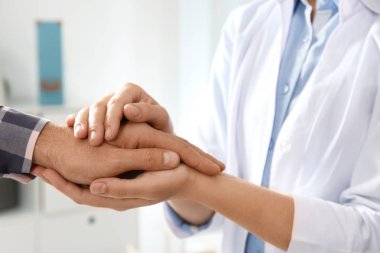 Adam arka plan bulanık eller closeup üzerinde rahatlatıcı kadın doktor. Yardım ve destek kavramı
