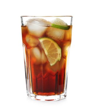 Kola, kokteyl bardak buz ve limon beyaz arka plan üzerinde kesme