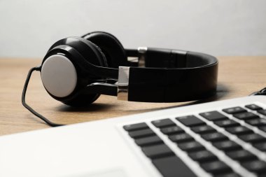 Şık kulaklıklar ve masa üstünde laptop. Modern teknoloji
