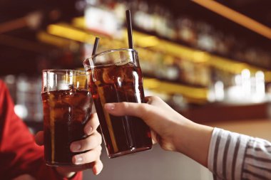 Genç gözlük ile cola iç, serinletici closeup çift.
