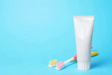 Boş tüp diş macunu ve fırçalar renk arka plan üzerinde. Metin için yer