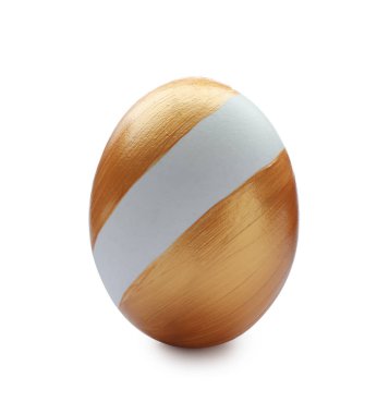 Beyaz zemin üzerine altın boya ile dekore edilmiş geleneksel Paskalya yortusu yumurta