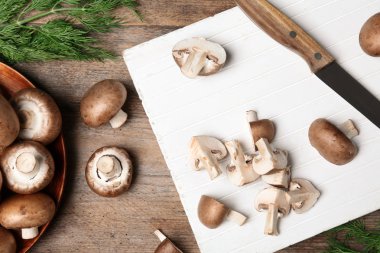 Ahşap masa üzerinde taze champignon mantarlı düz yatıyordu kompozisyon