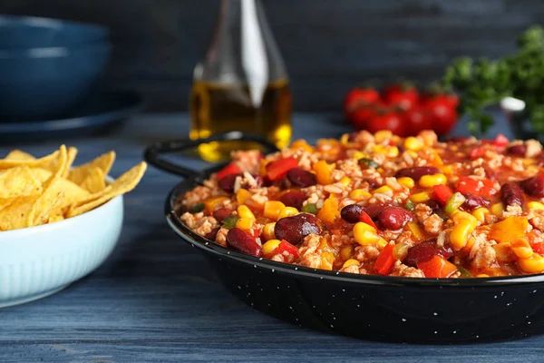 Panela Com Chili Saboroso Con Carne Servida Mesa Madeira — Fotografia de Stock