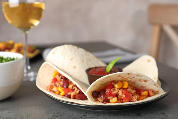 Prato Com Chili Saboroso Con Carne Servido Tortilhas Mesa Cinza — Fotografia de Stock