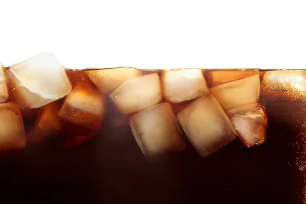 Wyświetlić Zbliżenie Smaczny Orzeźwiający Cola Lodem Białym Tle — Zdjęcie stockowe