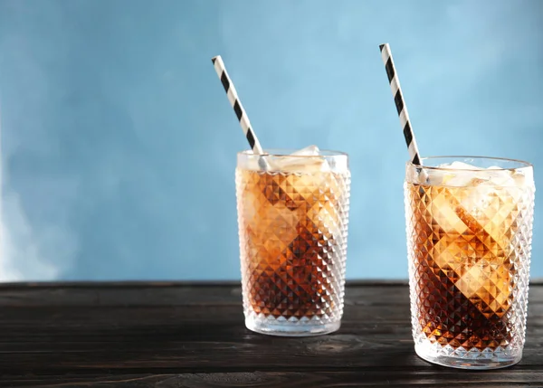 Vasos Refrescante Cola Con Cubitos Hielo Pajitas Sobre Mesa Espacio — Foto de Stock