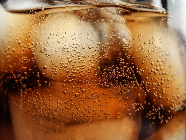 Glas Läckra Uppfriskande Cola Med Isbitar Närbild — Stockfoto