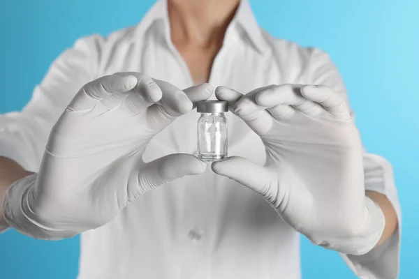 Kvinnliga Läkare Håller Färg Bakgrunden Närbild Injektionsflaska Glas Medicinsk Objekt — Stockfoto
