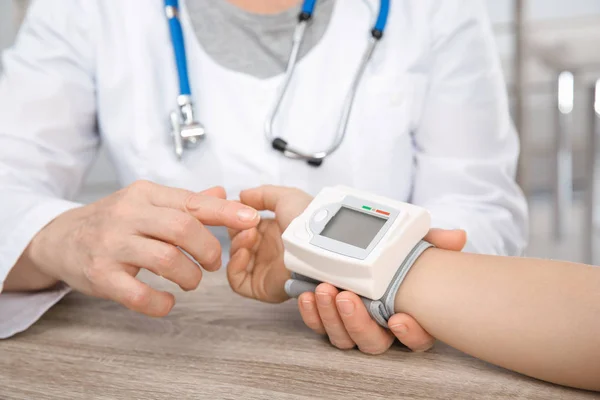 Médico Revisando Pulso Del Niño Pequeño Con Dispositivo Médico Hospital —  Fotos de Stock