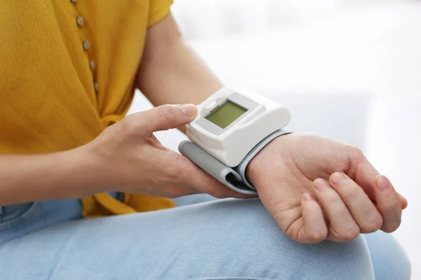 女性血圧 家庭でクローズ アップと血圧をチェックします 心臓病の概念 — ストック写真