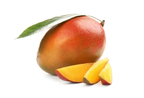 Köstliche Reife Mangos Auf Weißem Hintergrund Tropische Früchte — Stockfoto