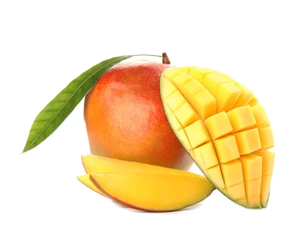 白い背景の上おいしい完熟マンゴー トロピカル フルーツ — ストック写真