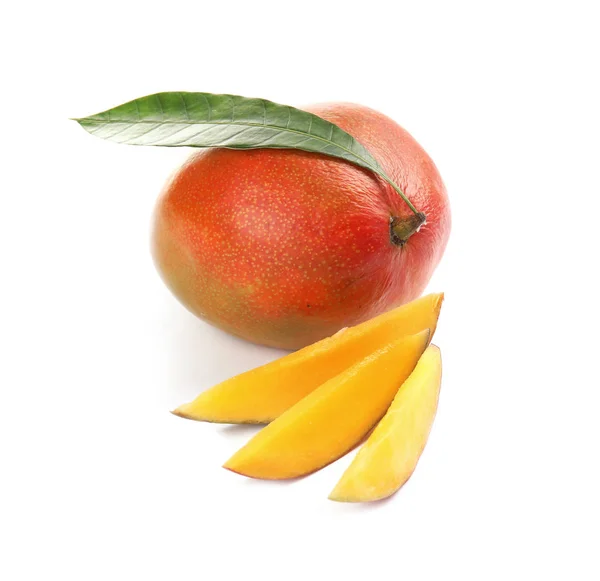 Köstliche Reife Mangos Auf Weißem Hintergrund Tropische Früchte — Stockfoto