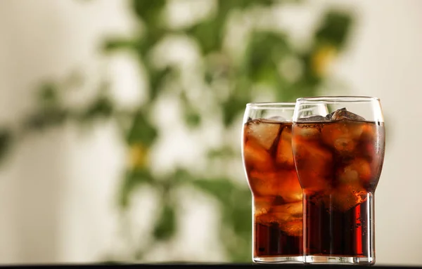 Gläser Mit Cola Und Eiswürfeln Auf Dem Tisch Vor Verschwommenem — Stockfoto