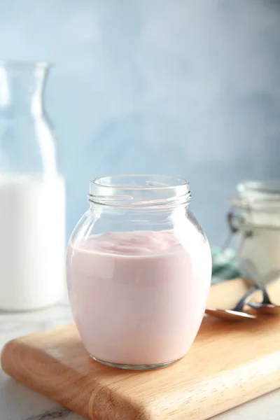 Botol Kaca Yogurt Segar Atas Meja Ruang Untuk Teks — Stok Foto