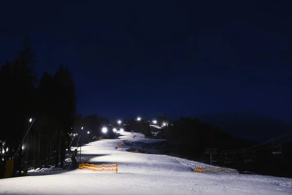 Güzel Manzara Ile Gece Kayak Pistinde Kış Tatili — Stok fotoğraf