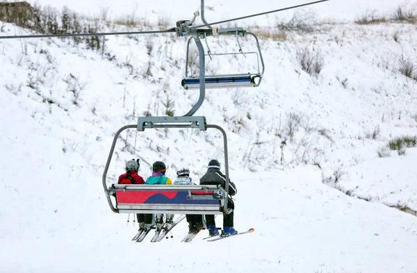 Stoeltjeslift Met Mensen Skiresort Wintervakantie — Stockfoto