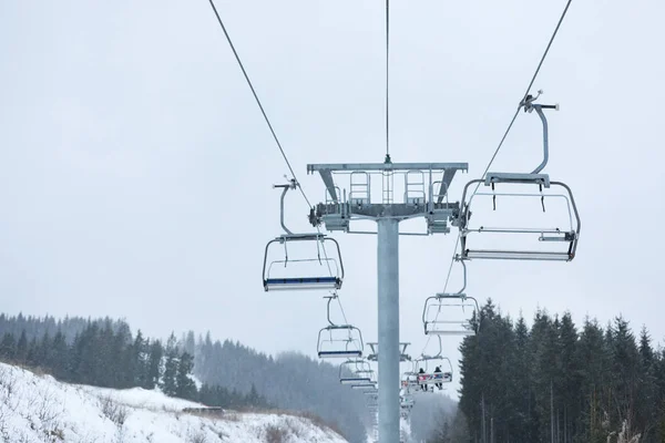 Stoeltjeslift Met Mensen Skiresort Wintervakantie — Stockfoto