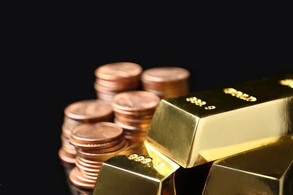 Goldglänzende Barren Und Münzen Auf Schwarzem Hintergrund Nahaufnahme Raum Für — Stockfoto