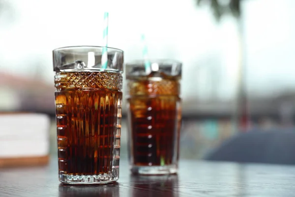 Gläser Mit Erfrischender Cola Und Eiswürfeln Auf Dem Tisch Drinnen — Stockfoto