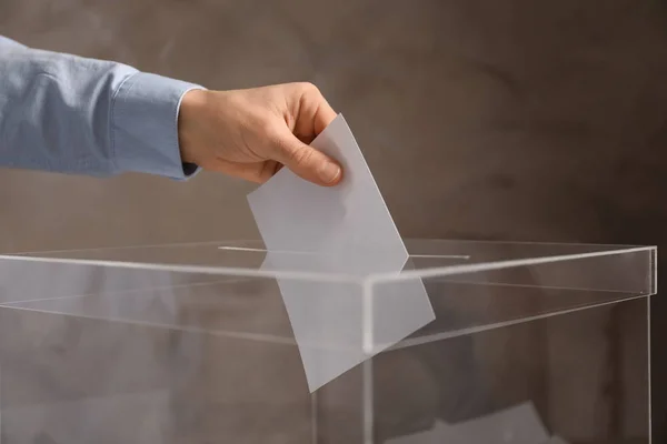 Homem Colocando Seu Voto Urna Fundo Cor Close — Fotografia de Stock