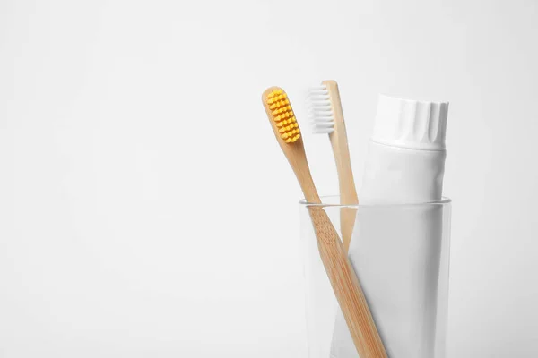 Vidro Com Escovas Pasta Dentes Sobre Fundo Branco Espaço Para — Fotografia de Stock