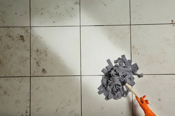 Mulher Limpando Piso Azulejo Com Esfregão Vista Superior Espaço Para — Fotografia de Stock