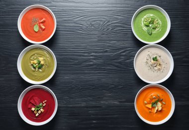 Çeşitli Çorbalar kase ve ahşap arka plan, üstten görünüm üzerinde metin için yer. Sağlıklı gıda