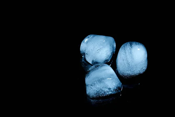 Siyah Arka Plan Üzerinde Eriyen Buz Küpleri Metin Için Yer — Stok fotoğraf