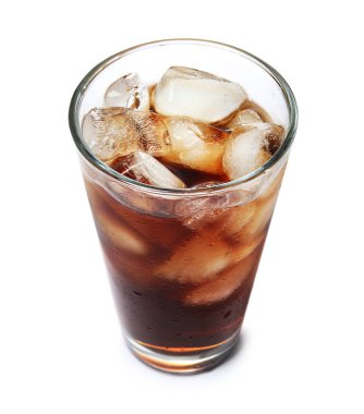 Beyaz arka plan üzerinde buz küpleri ile cola serinletici cam