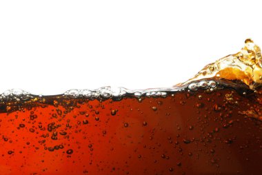 Lezzetli ferahlatıcı cola closeup görünümünü beyaz arka plan üzerinde