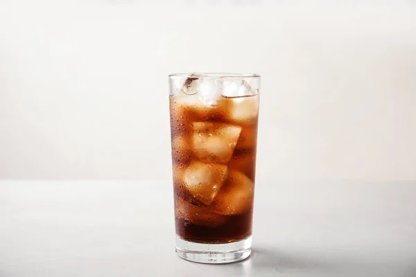 Glas Cola Met Ijs Witte Tabel Vernieuwen — Stockfoto