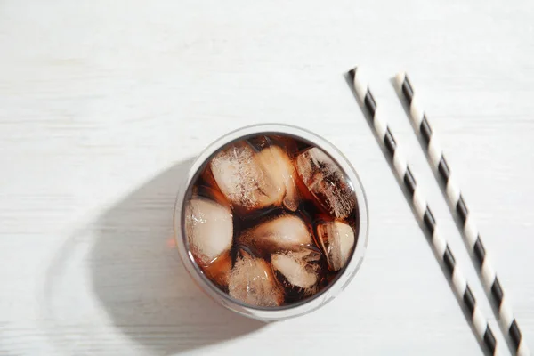 Vaso Refrescante Cola Con Cubitos Hielo Sobre Fondo Madera Blanca — Foto de Stock