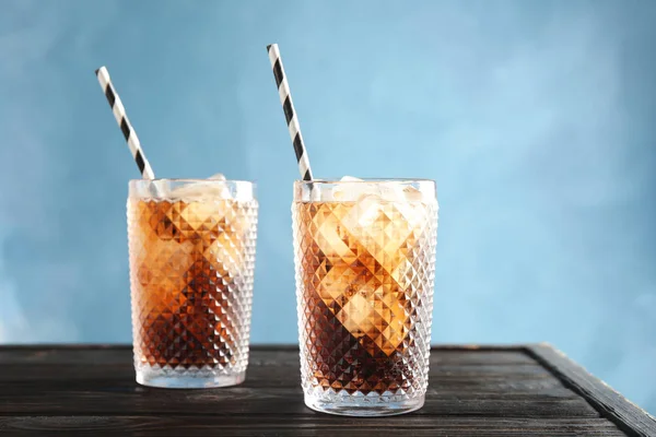 Vasos Refrescante Cola Con Cubitos Hielo Pajitas Sobre Mesa — Foto de Stock