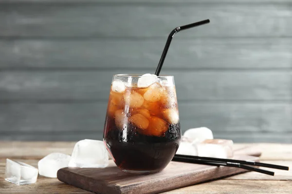 Composición Con Vaso Refrescante Cola Sobre Mesa — Foto de Stock