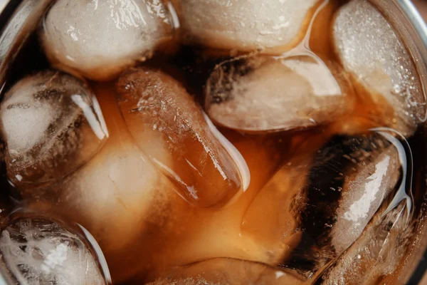 Lekker Verfrissend Cola Met Ijsblokjes Close Glas — Stockfoto