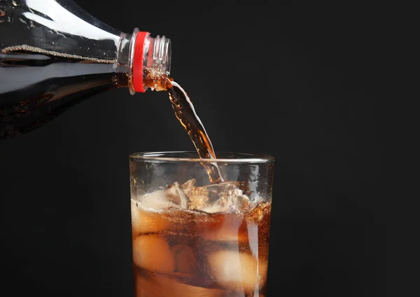 Despejando Cola Refrescante Garrafa Vidro Com Cubos Gelo Fundo Preto — Fotografia de Stock