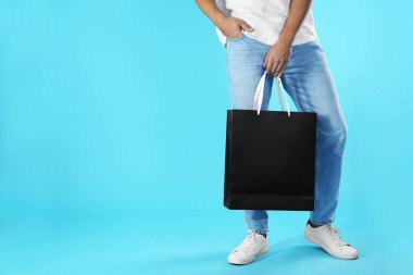 Kesekağıdı rengi arka plan, closeup üzerinde tutan genç adam. Mockup tasarım için